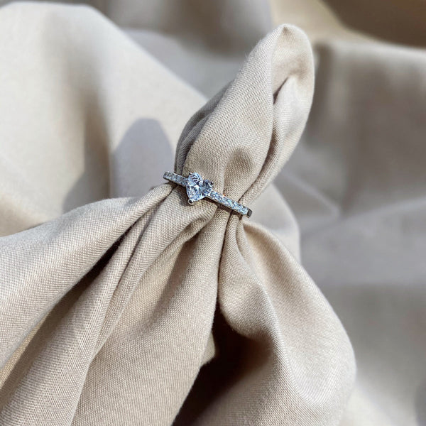 [Clover Jewelrys]Anillo de Compromiso con Corazón Encantador de 0.5 Quilates de Clover Jewelrys