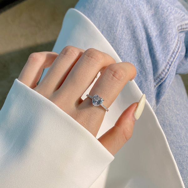 [Clover Jewelrys] Anillo de amor deslumbrante y brillante de 2.0 quilates con corte de corazón