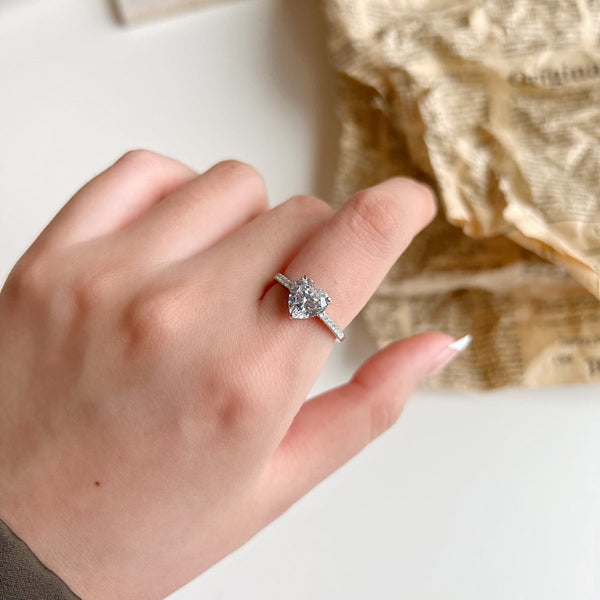 [Clover Jewelrys] Anillo de amor deslumbrante y brillante de 2.0 quilates con corte de corazón
