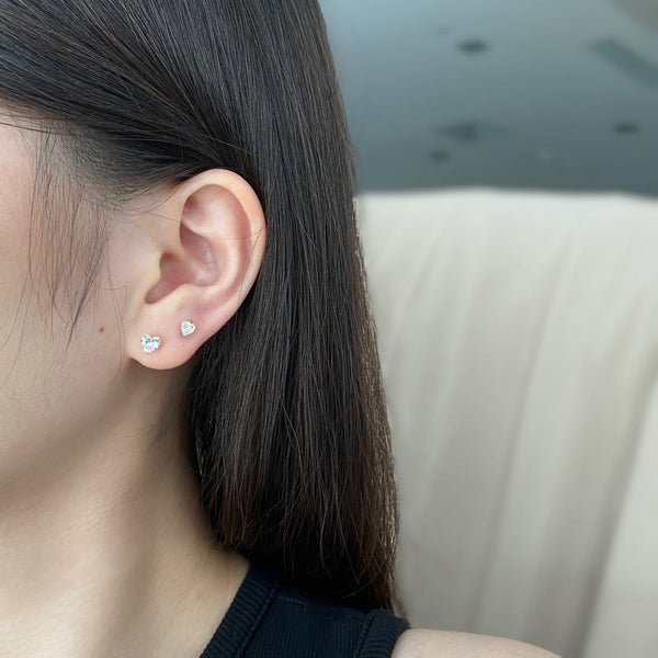 [Clover Joyas] Pendientes Sencillos con Forma de Corazón Brillante