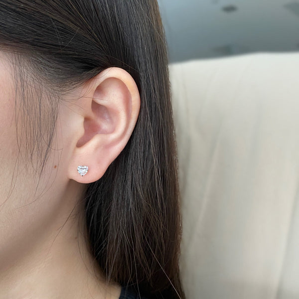 [Clover Joyas] Pendientes Sencillos con Forma de Corazón Brillante