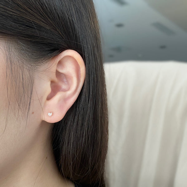 [Clover Joyas] Pendientes Sencillos con Forma de Corazón Brillante